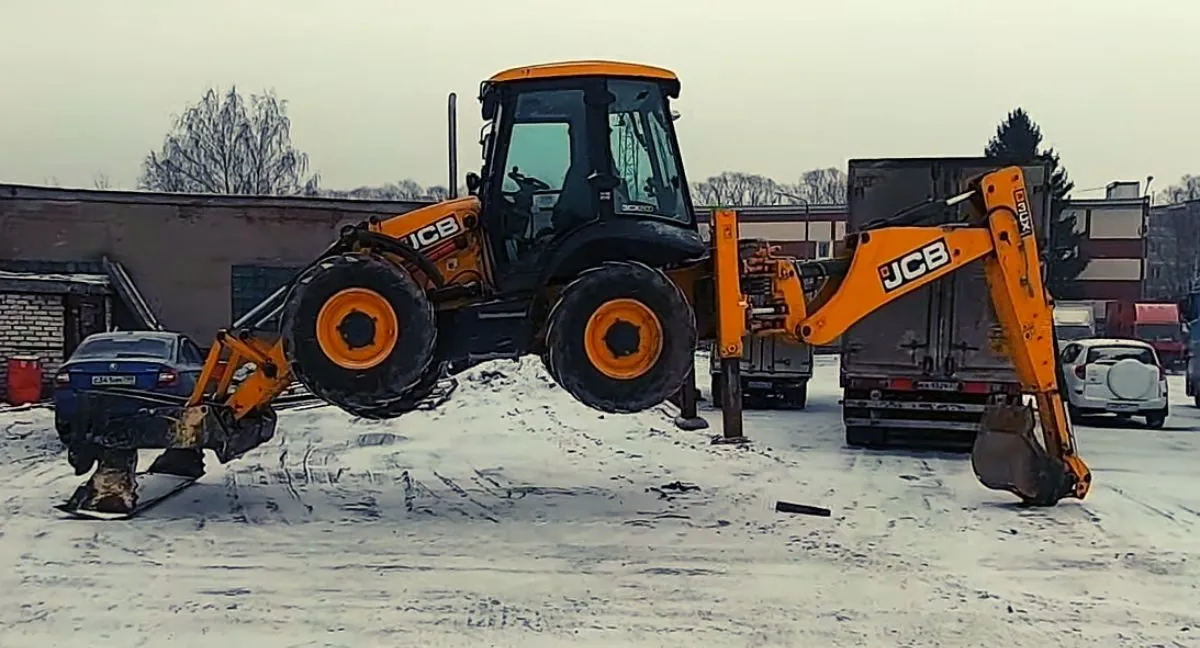 Экскаватор-погрузчик JCB 3CX на опорах ковша и стрелы