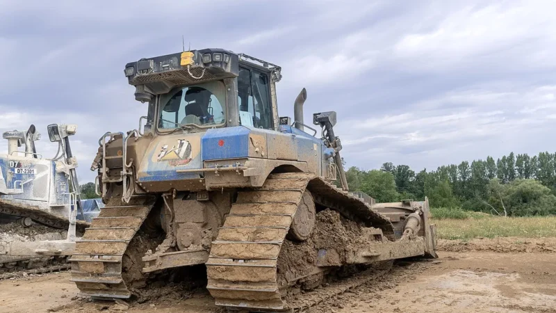 Гусеничный бульдозер Cat D6 с рыхлителем на земляных работах
