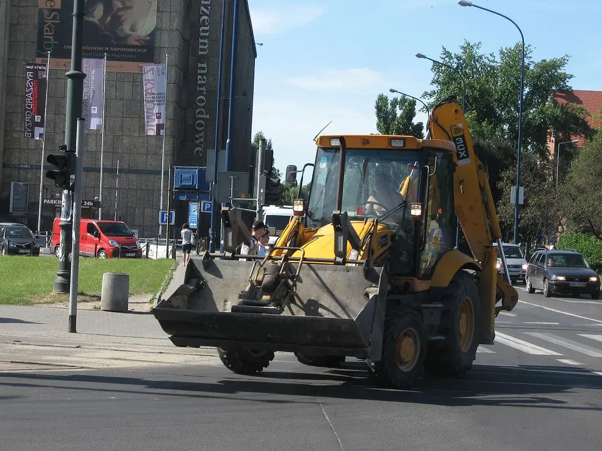Экскаватор-погрузчик JCB 3CX с ковшом погрузчика, вид спереди