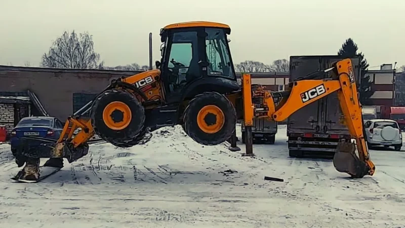 Экскаватор-погрузчик JCB 3CX Super на выносных опорах зимой