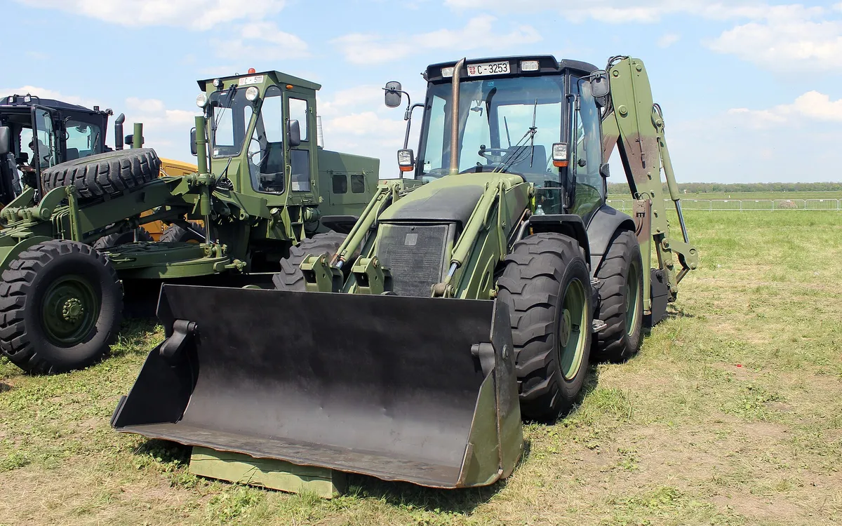 JCB 4CX с фронтальным ковшом на выставке техники