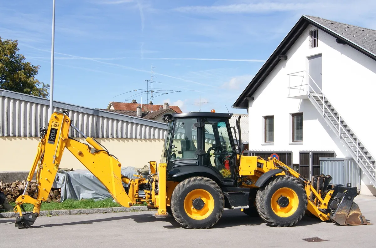 Экскаватор-погрузчик JCB 4CX Sitemaster с четырьмя одинаковыми колёсами