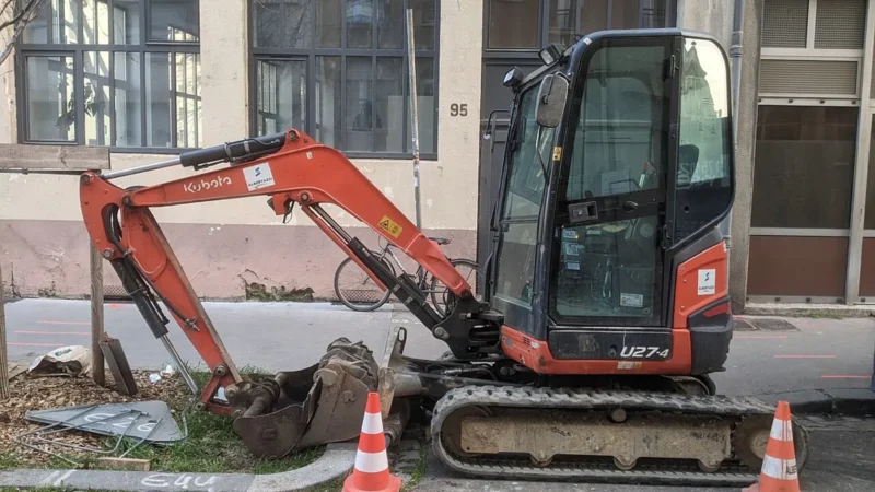 Мини-экскаватор Kubota U27-4 на городской улице