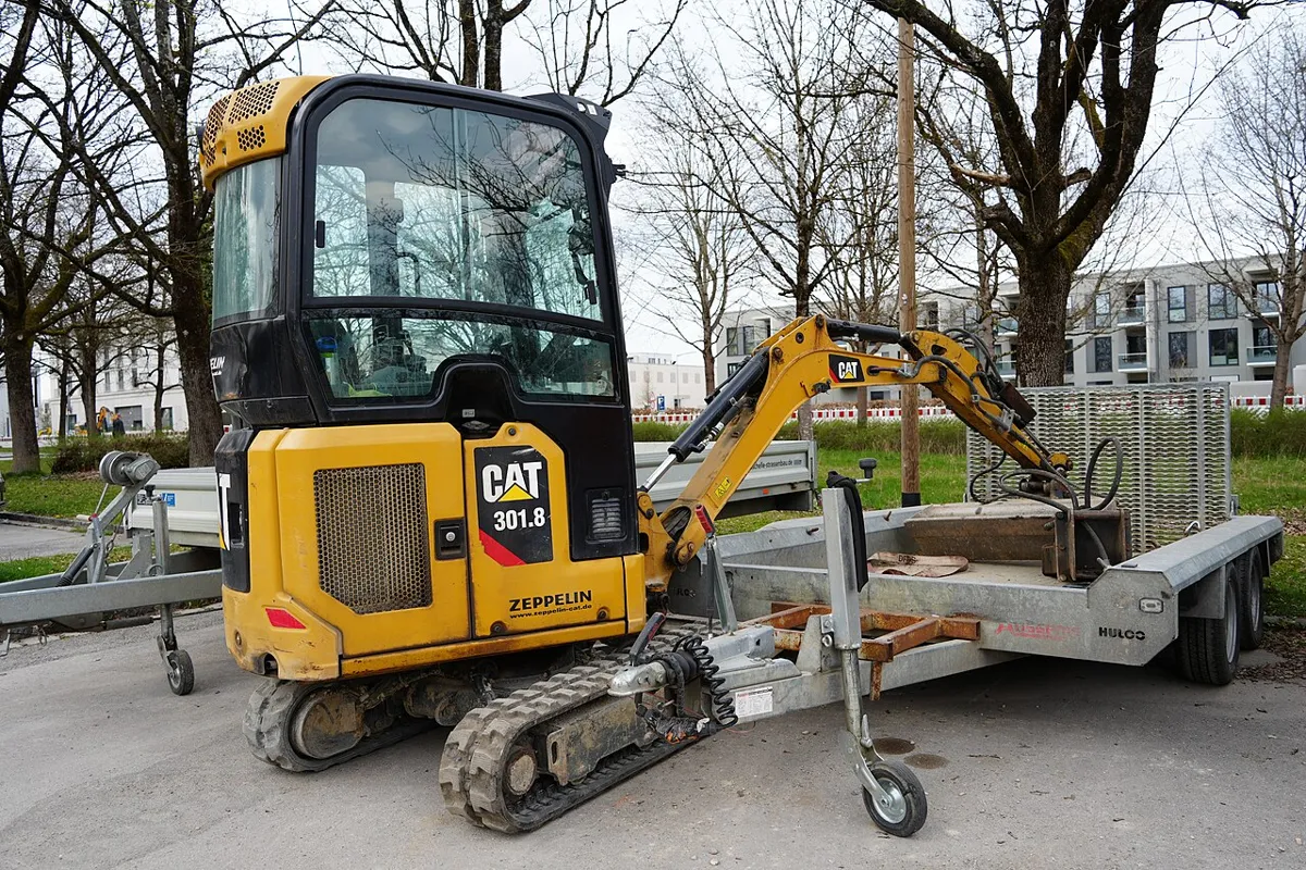 Мини-экскаватор Caterpillar 301.8 на парковке