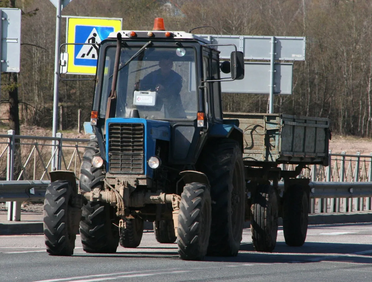 МТЗ-82 с тракторным прицепом на дороге