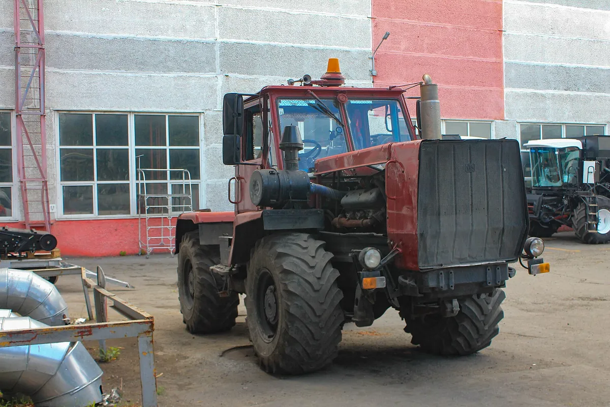 Трактор Т-150К вид спереди